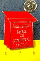 BOITE AUX LETTRES ROT ANTIK HISTO VINTAGE PIN GEPRÄGT