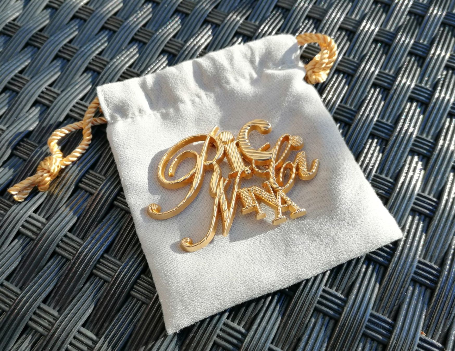 Nina Ricci Spille & Fermagli: Brosche Original  Logo von Nina Ricci – Usato da Winterthur venduto da Jopf1