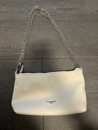 Elegante Handtasche in Creme mit Silberkette - Neuwertig