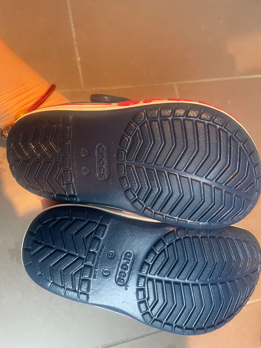 Crocs Scarpe per ragazzi: Coole Crocs Clogs, Grösse 22/23, Dunkelblau-perfekt! – Usato da Riniken venduto da mis_69lc 1