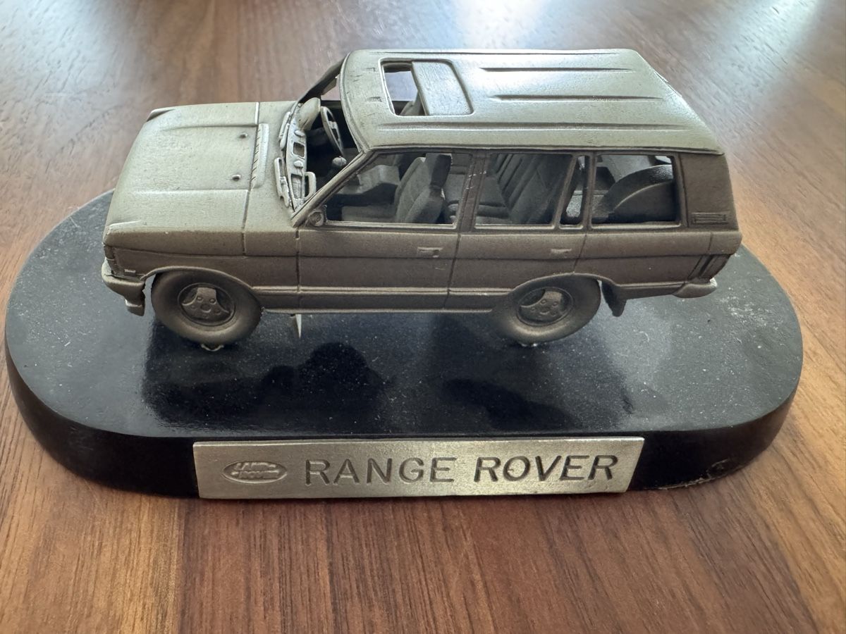 Land Rover Modellautos: Range Rover Modellauto auf Sockel – Gebraucht aus Sursee von TeamBully