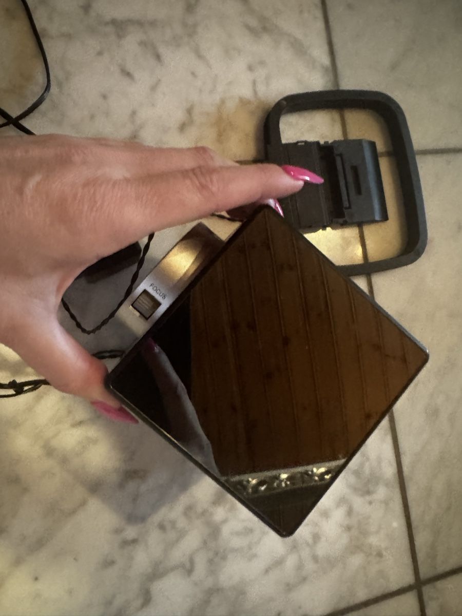 Radio: Sony Cube Radiowecker mit Projektion, CHF 25 – Usato da Volketswil venduto da Modelka 2