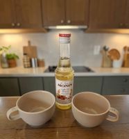2 Nespresso Tassen mit Monin Sirup Toffee Nut Set