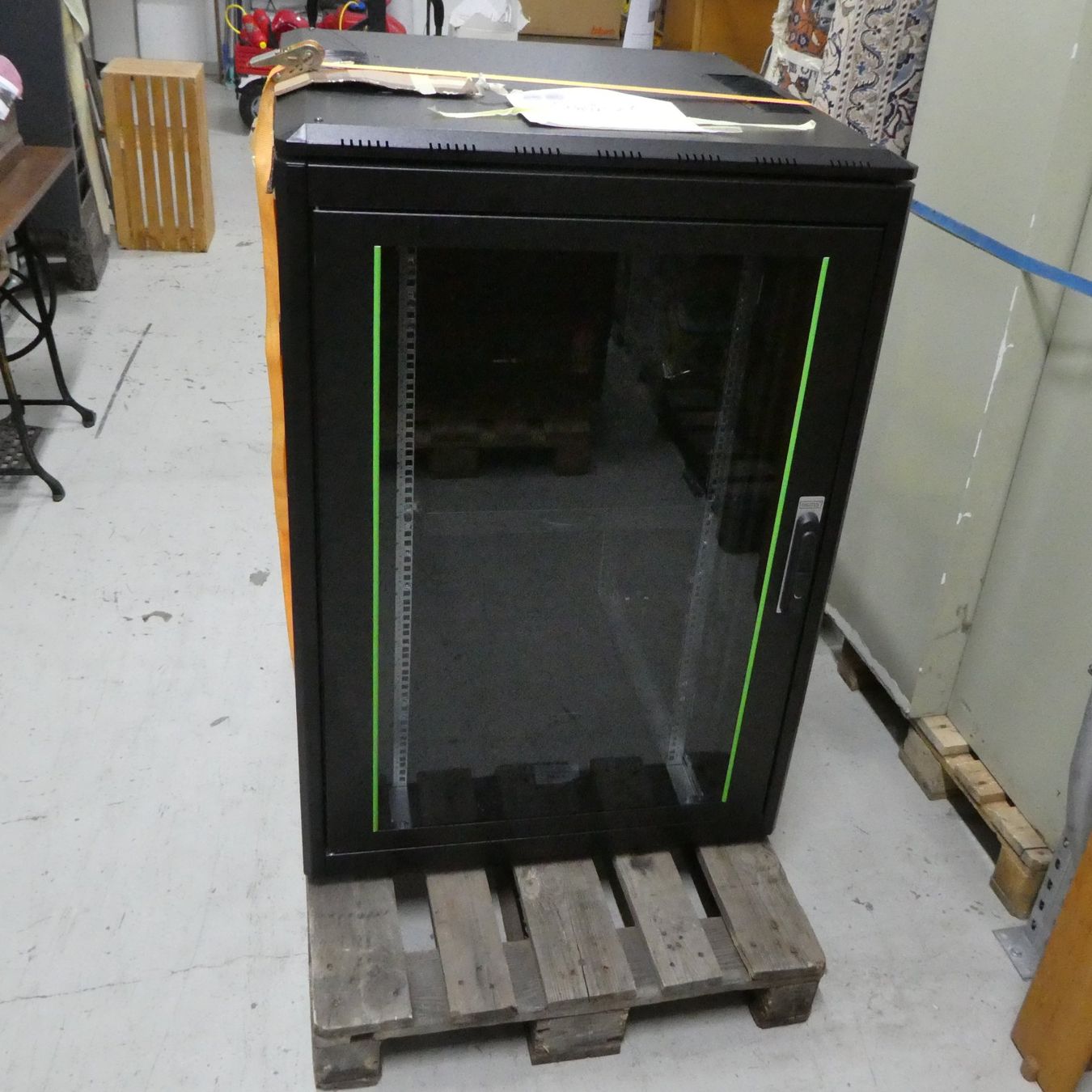 Racks & Cavalletti: Serverschrank Digitus 19 – Usato da Volketswil venduto da brockipfannenstil
