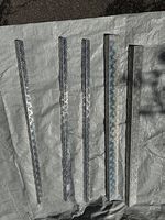 Mehrere Alu-Winkelprofile / Metallleisten aus Riffelblech.