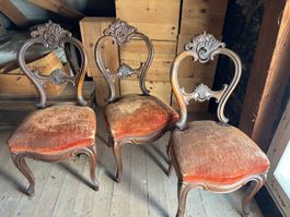 Antike Stühle, Sessel und Tisch