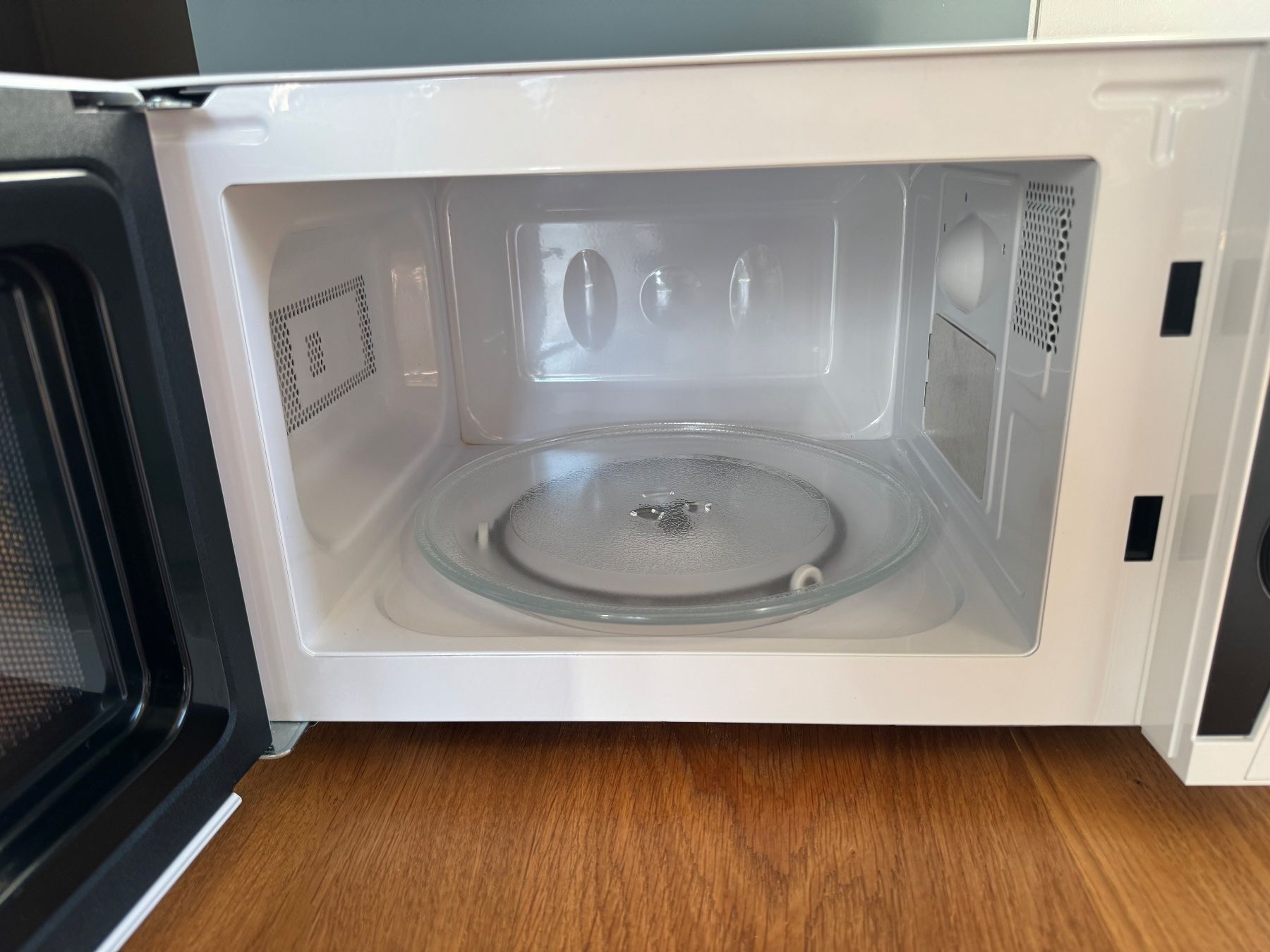 Primotecq Appareils de cuisine: Mikrowelle Fust - Weiss 700W – D'occasion à Zürich par mrdederi 1