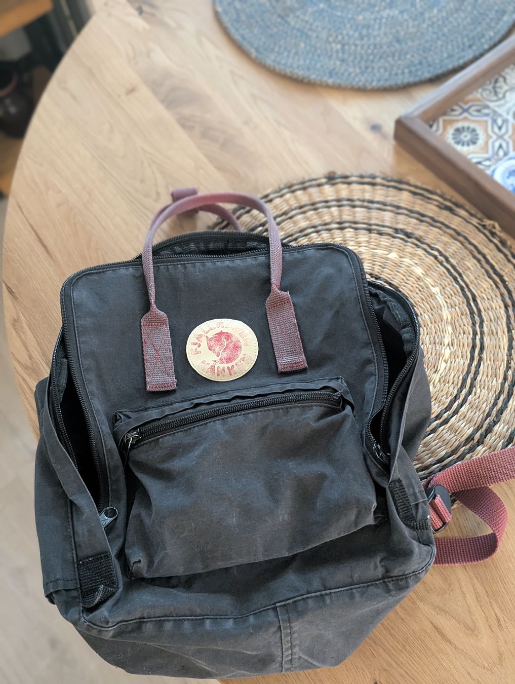 Fjällräven Zaini: Fjällräven Kånken Backpack - Black & Purple – Usato da Schlieren venduto da maseam 3
