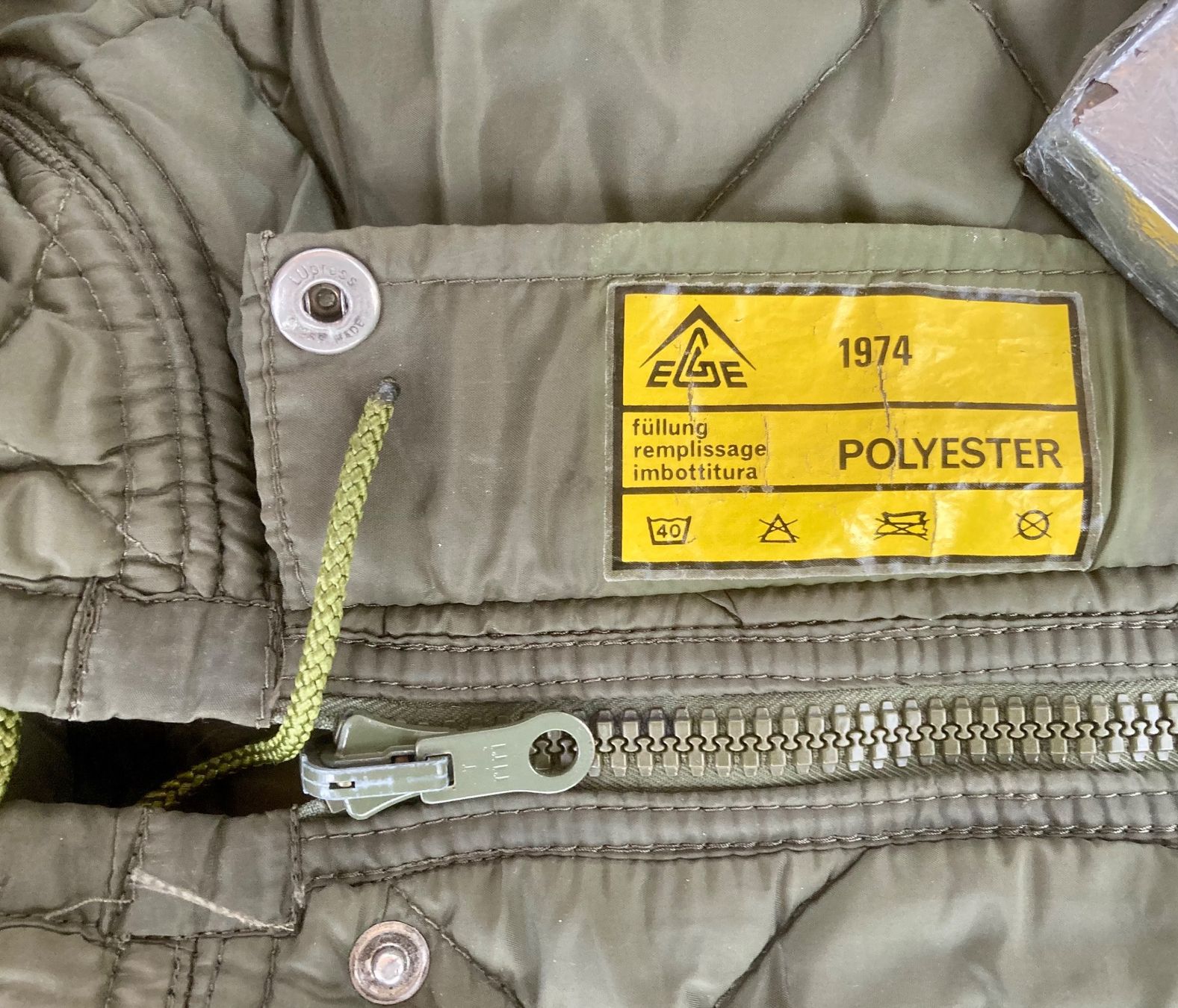 Schweizer Armee Sacchi a pelo: Armee-Schlafsack in Tarnfarbe occ. von 1974 wenig gebraucht – Usato da Rüegsauschachen venduto da Andyalfredo 2