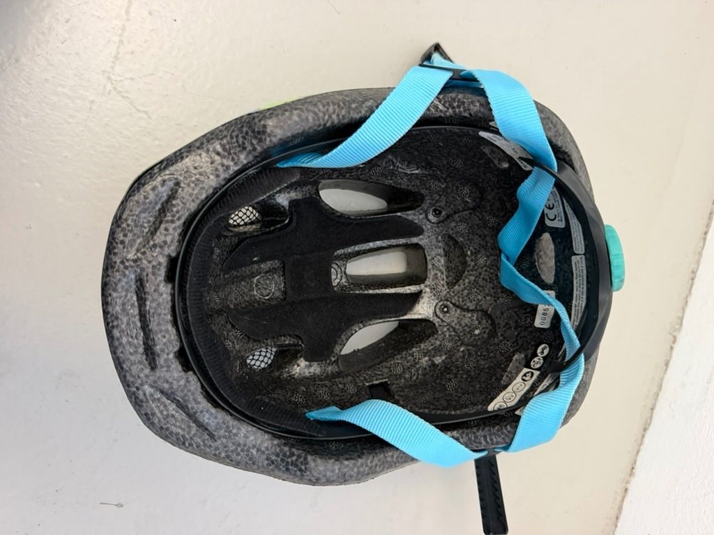 Helme: Fahrradhelm 45-49 – Gebraucht aus Bubendorf von glitchCat 3
