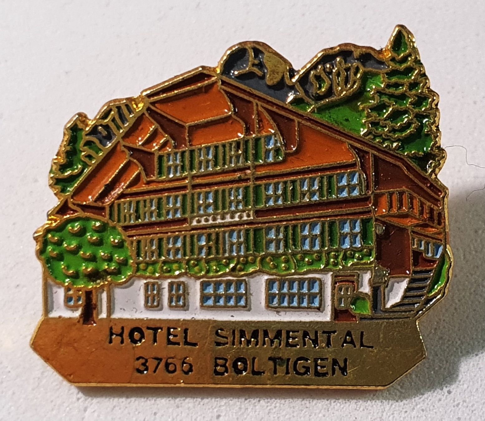 Placchette & Badge: AA668 - Pin Hotel Simmental 3766 Boltigen – Usato da Reinach BL venduto da Boston-Verkauf