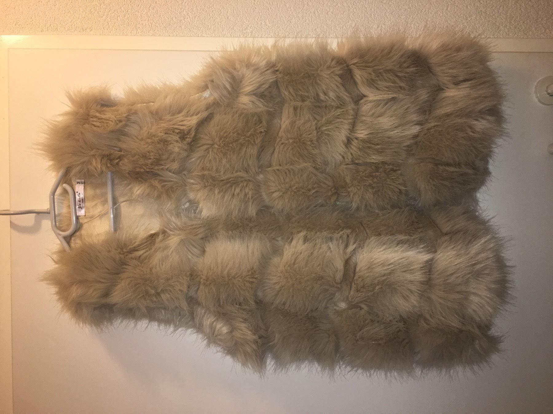 Gilet & Giacche senza maniche: Gilet fourrure beige – Nuovo e nell'imballaggio originale da Petit-Lancy venduto da mina222