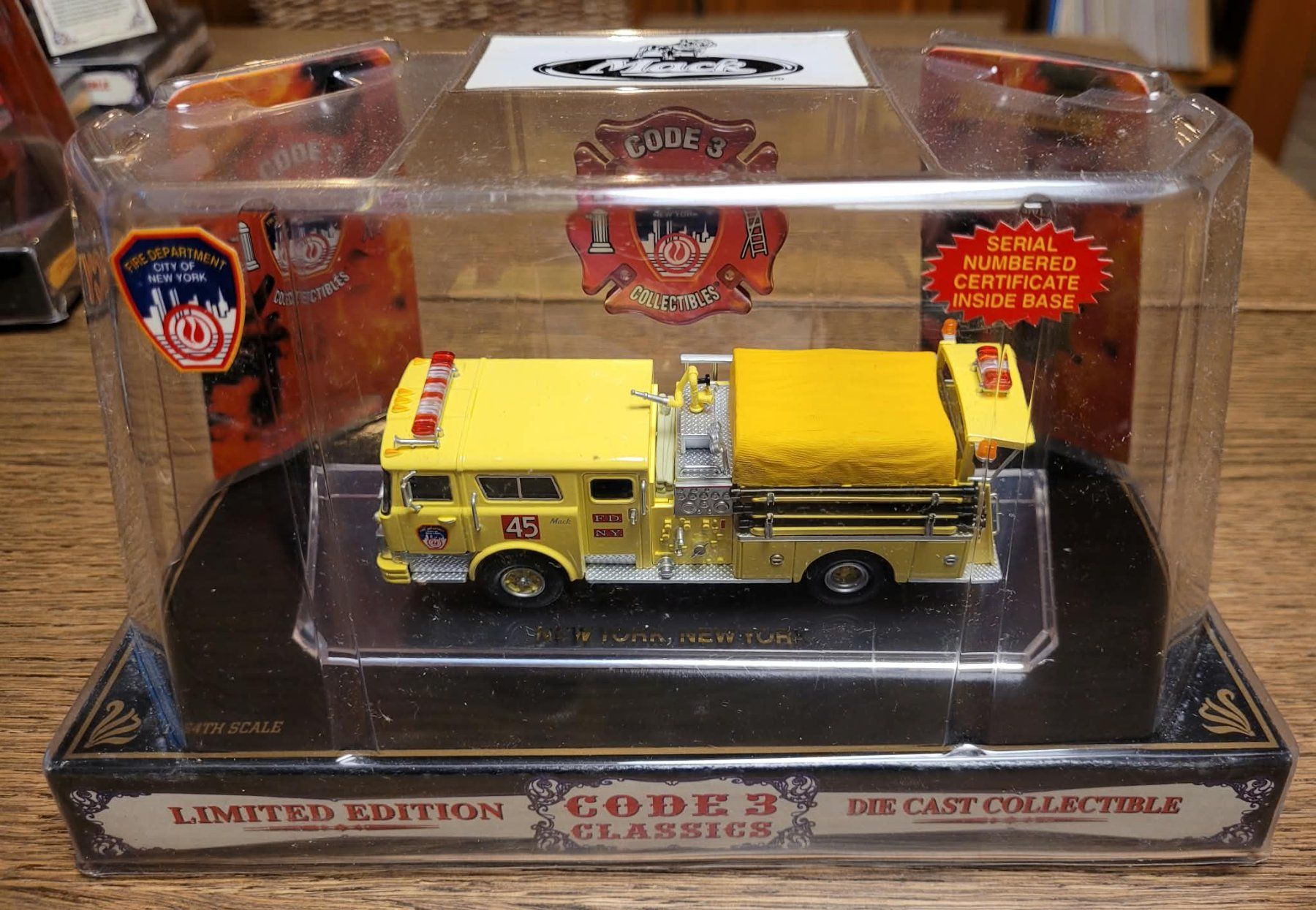 Modellautos: Code 3 Classics FDNY Mack Pumper 1:64 Gelb – Selten – Neu und originalverpackt aus Sonceboz-Sombeval von ter_9rc5