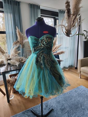 Cocktailkleid türkis mit Pfauendekor guter Zustand