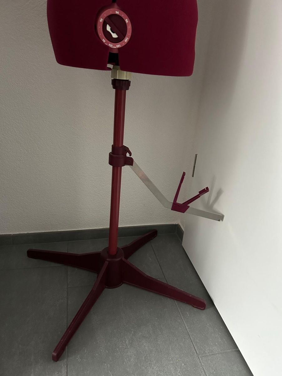 Allestimento di negozi e stand fieristici: Schneiderpuppe Diana rot – Usato da Zürich venduto da TinyColors 6
