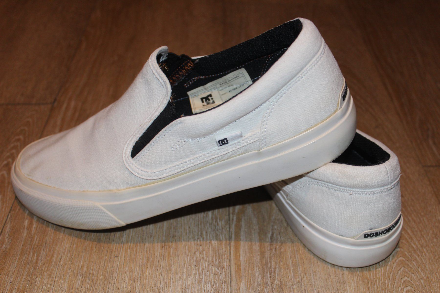 Skateboards: 2x skateboard shoes és et DC – Usato da Travers venduto da ColibriRoseOrange 1