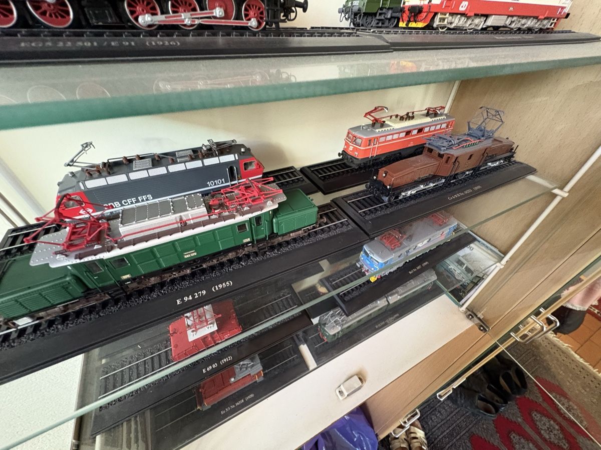 Kit di modellismo & Modellini statici: 16 Stk E-Loks Modelle mit Glasvitrine, Editions Atlas – Nuovo e nell'imballaggio originale da Wohlen AG venduto da Eschiedsrichter 4