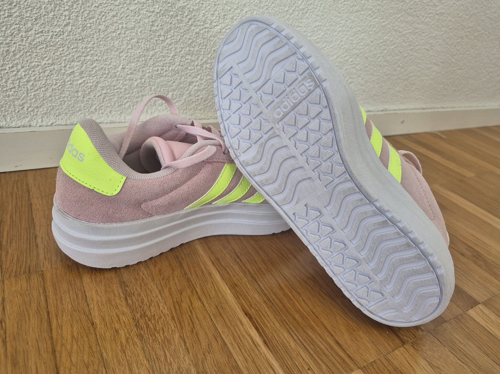 Adidas Schuhe für Mädchen: Adidas Sneaker – Neu (gemäss Beschreibung) aus Affoltern am Albis von djana_101 1