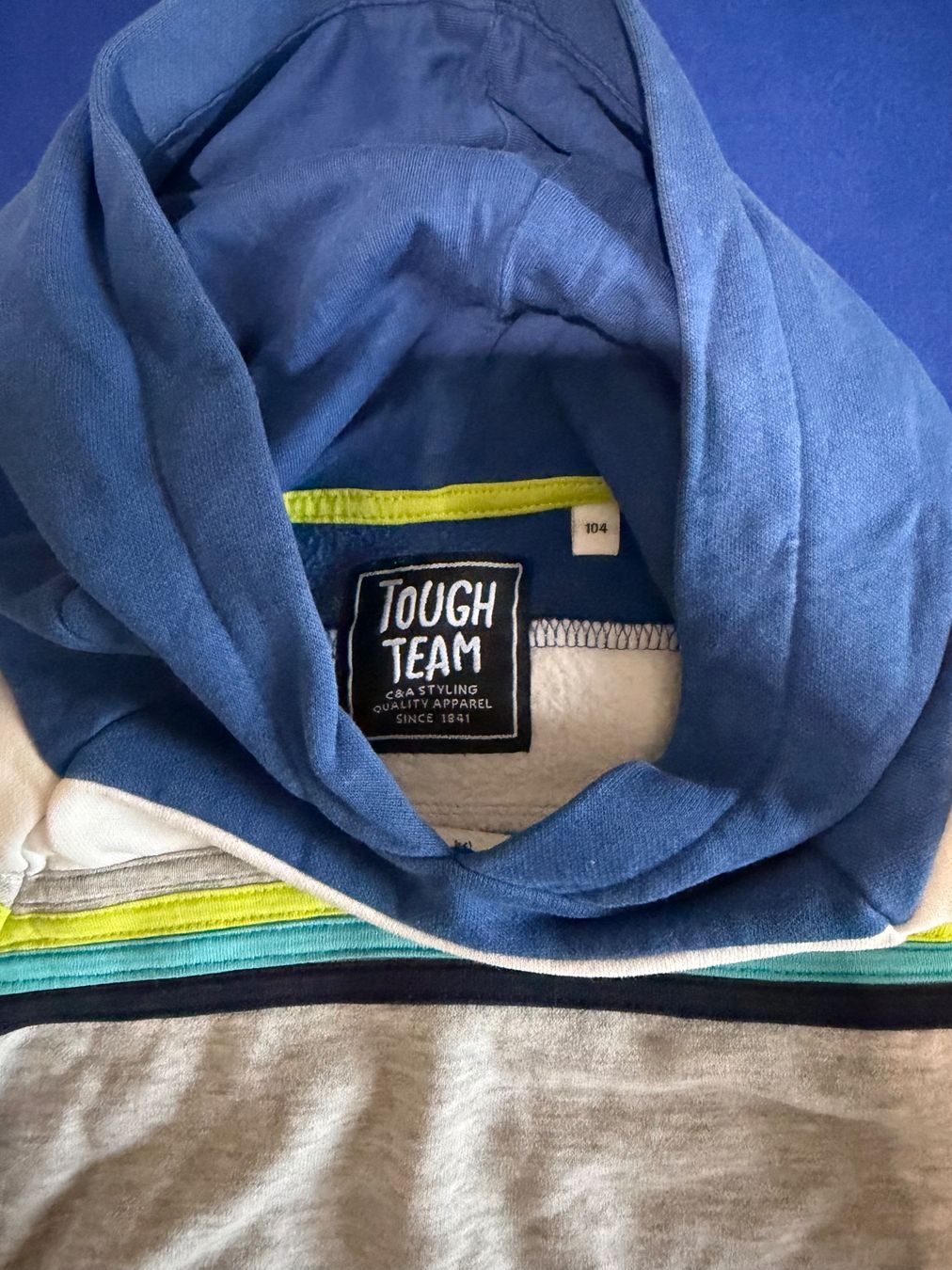 Maglioni & Felpe: Sweat à capuche Tough Team, multicolore, taille 104 – Usato da Genève venduto da Mag84 1