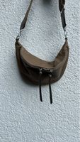 Trendige Umhängetasche aus Leder in Taupe - Herbst Must-Have