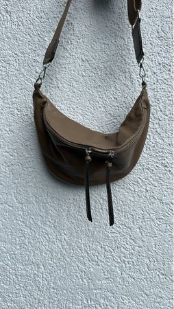 Trendige Umhängetasche aus Leder in Taupe - Herbst Must-Have