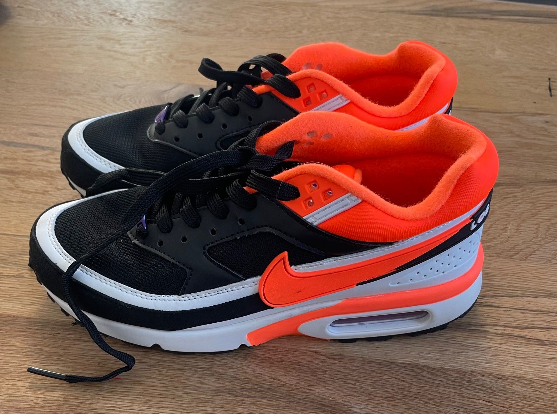 Schuhe für Jungen: Nike Air, schwarz/orange Grösse 40 – Gebraucht aus Rumlikon von locos2