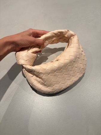 Bottega Veneta Jodie Handtasche Leder beige neuwertig