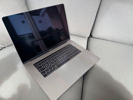 MacBook Pro 15 Touch Bar, Anne 2017.  Gris sidéral.