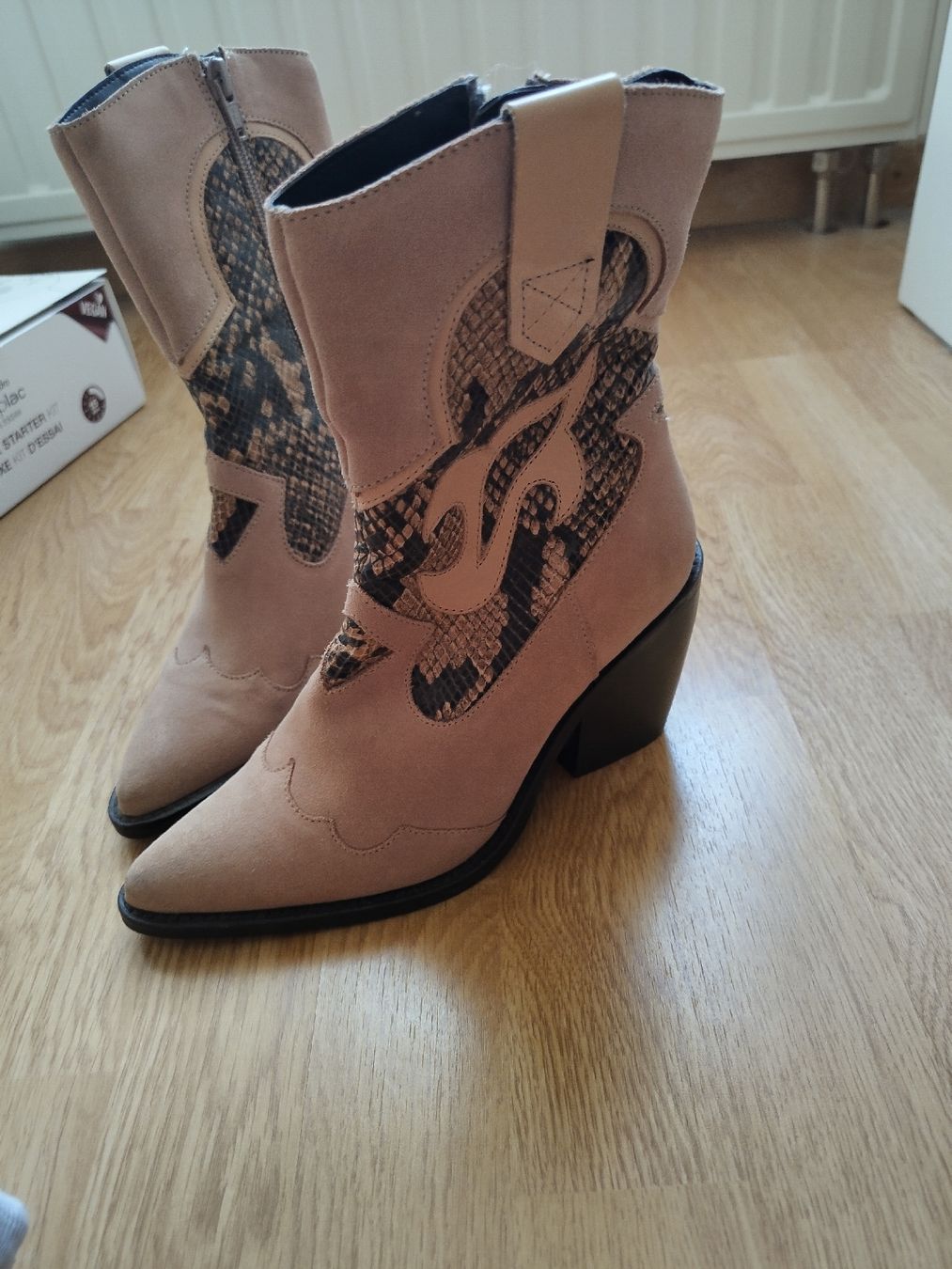 Chaussures femmes: Santiags Roses/beiges – D'occasion à Fleurier par Spoutnik47 2