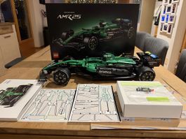 LEGO Technic 42240 Aston Martin Aramco AMR25 zusammengebaut