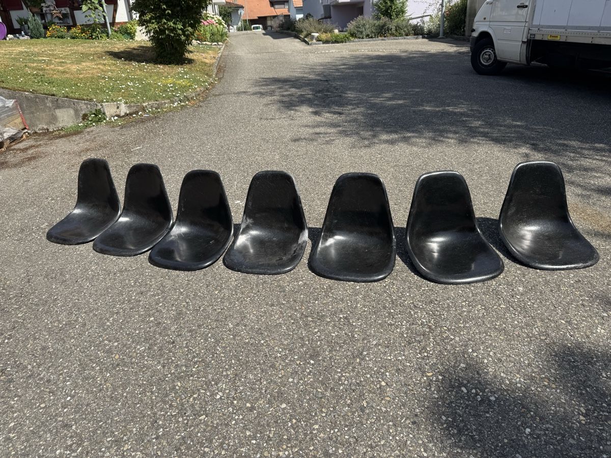 Chaises: 7 Eames Schalen Defekt ab 1.-  – D'occasion à Grenchen par Design-Outlet