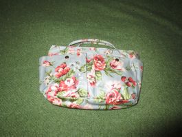 Necessaire mit Rosenmuster und vielen Fächern Neu