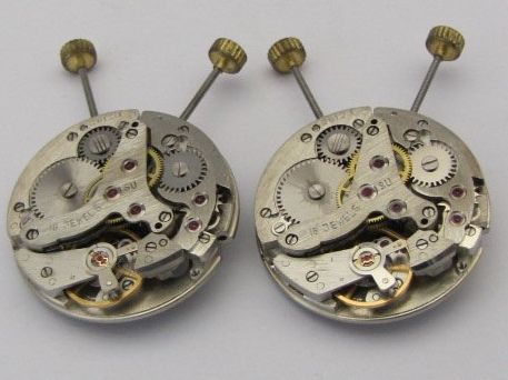 Orologi: 2 Weckeruhrwerke SU, baugleich mit AS 1475. NOS – Usato da Pieterlen venduto da Flipper0 2