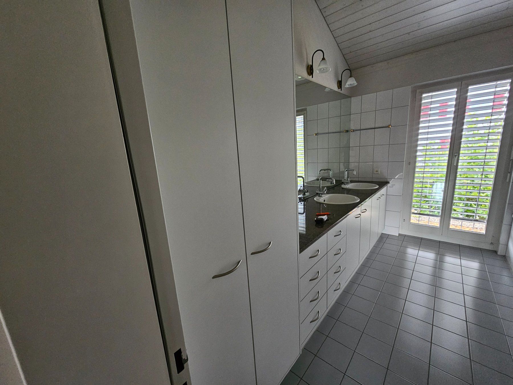 Mobili per bagno: Badezimmermöbel Doppelwaschtisch Schränke weiss Abdeckplatte – Usato da Trimbach venduto da daenu1965 2