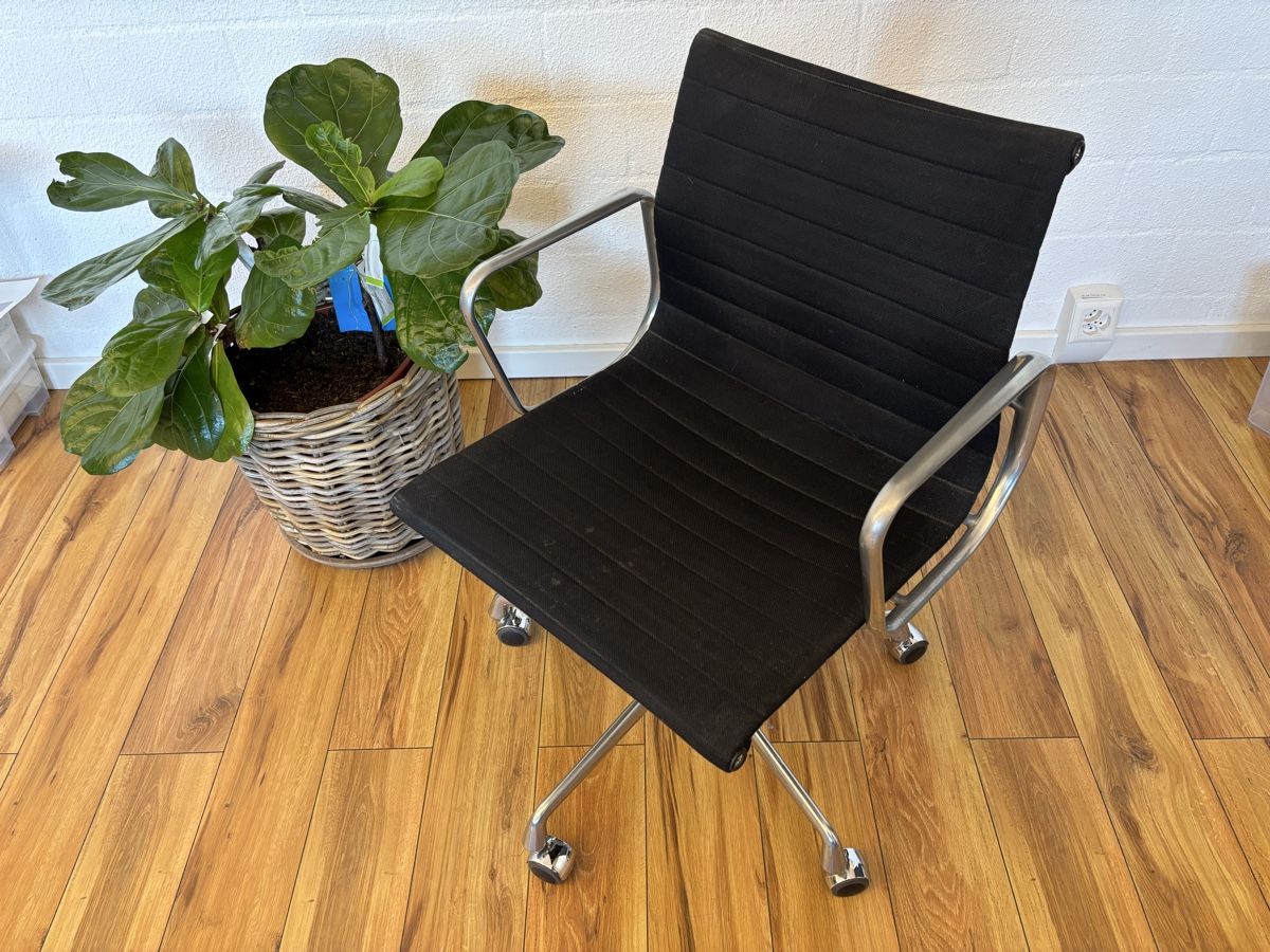 Eames Sedie: Eames Bürostuhl EA 117 – Usato da Emmenbrücke venduto da Belle-Epoque
