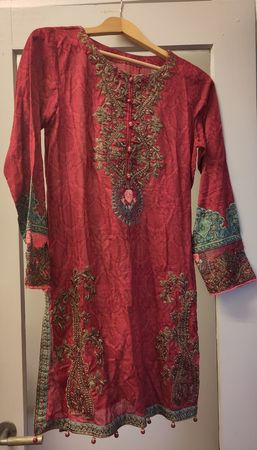 Super schöne weinrote Tunika mit Rosenmuster von Maria B., S