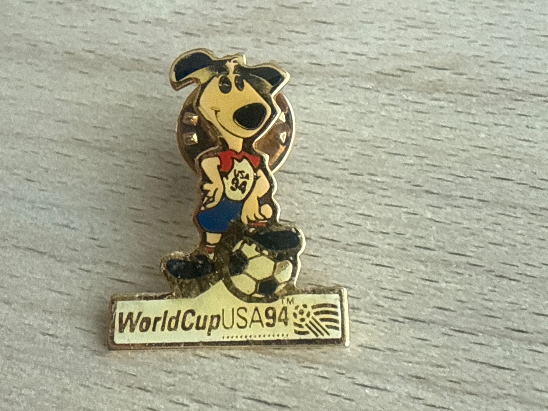 Placchette & Badge: Pin WorldCup USA 94 Maskottchen – Usato da Glattbrugg venduto da Schweigmatt