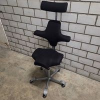 Hag Capisco 8106 Designer Bürostuhl Schwarz mit Lehne