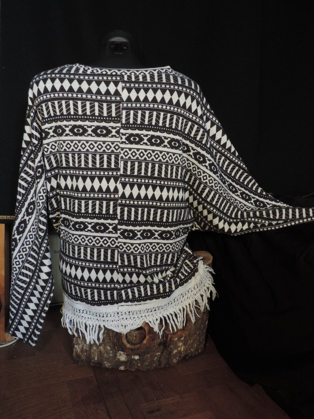 Top: pull léger tribal – Usato da Genève venduto da Axelle333 4