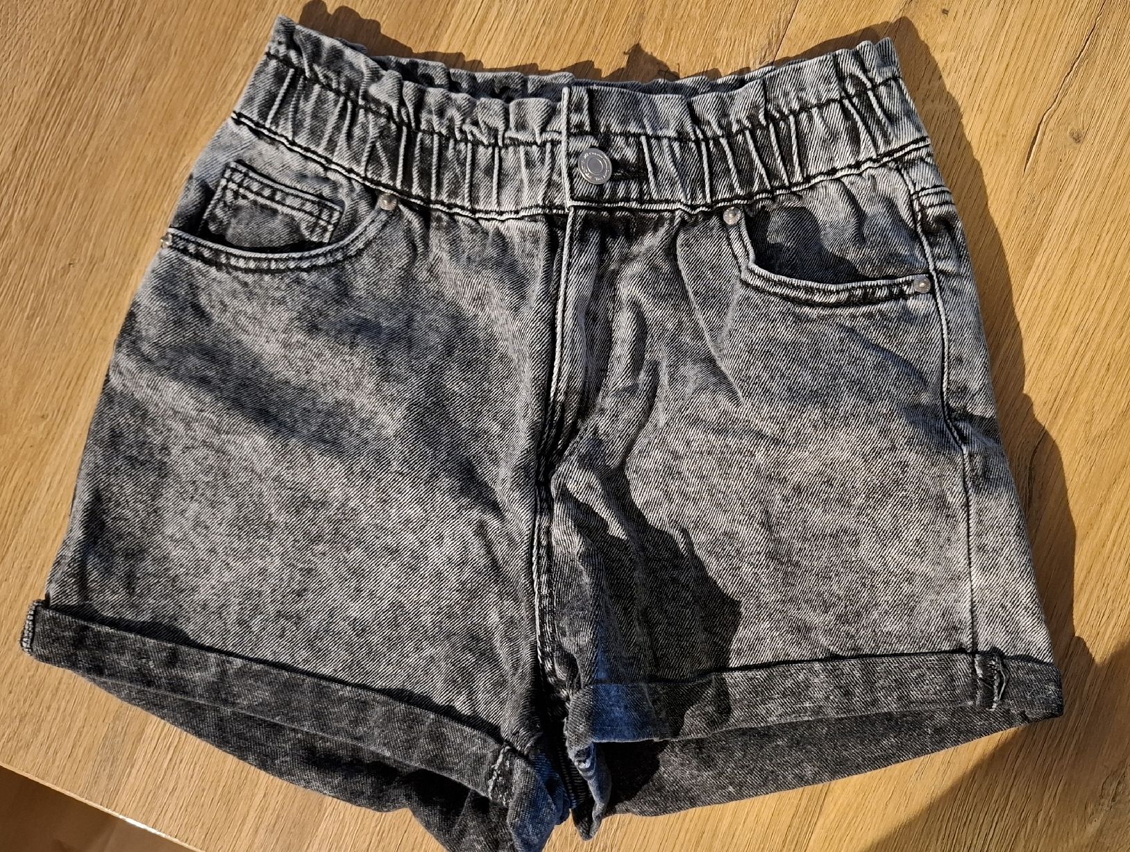 Pantaloni: Shorts Frauen/Mädchen – Usato da Wolhusen venduto da Arminho09