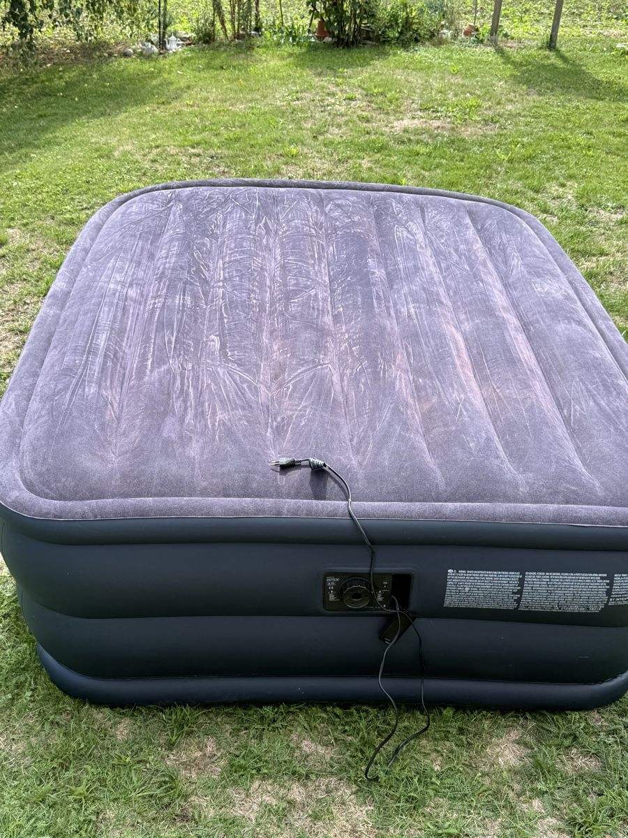 Betten: Luftbett INTEX Doppelbett mit integrierter Pumpe – Gebraucht aus Baldegg von Jacky-Maus 2