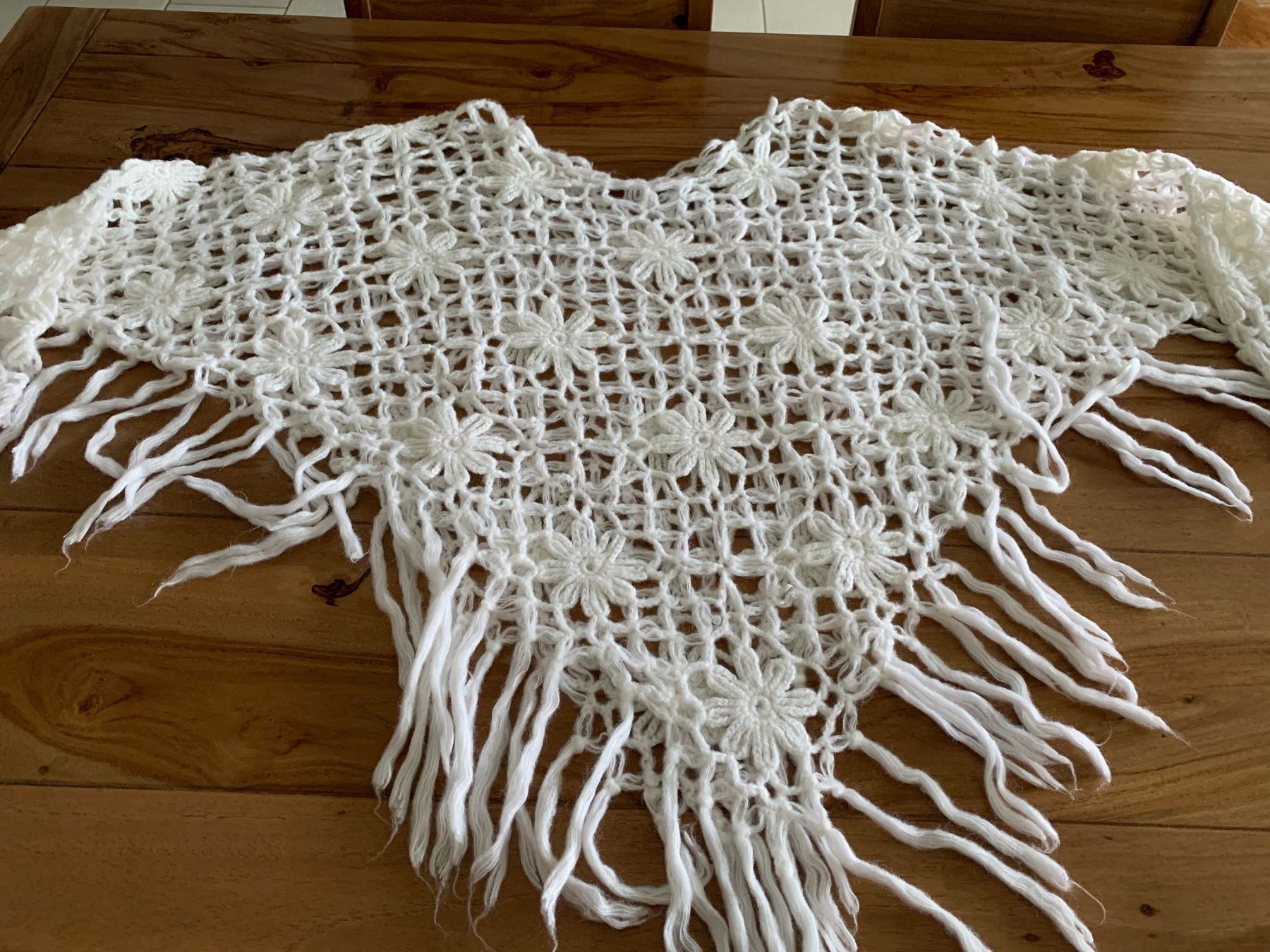 Bolero: Weisses Häkel-Poncho, Fransen, Blumenmuster, Boho-Style – Usato da Neuendorf venduto da LadystreetL