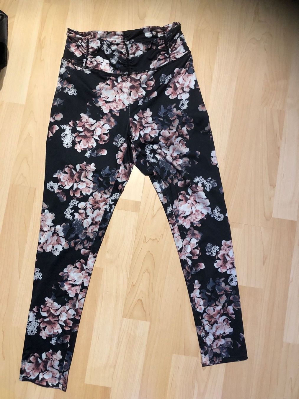 Leggings: Sportleggins und Jacke Gr. S – Gebraucht aus Zell ZH von Guffos