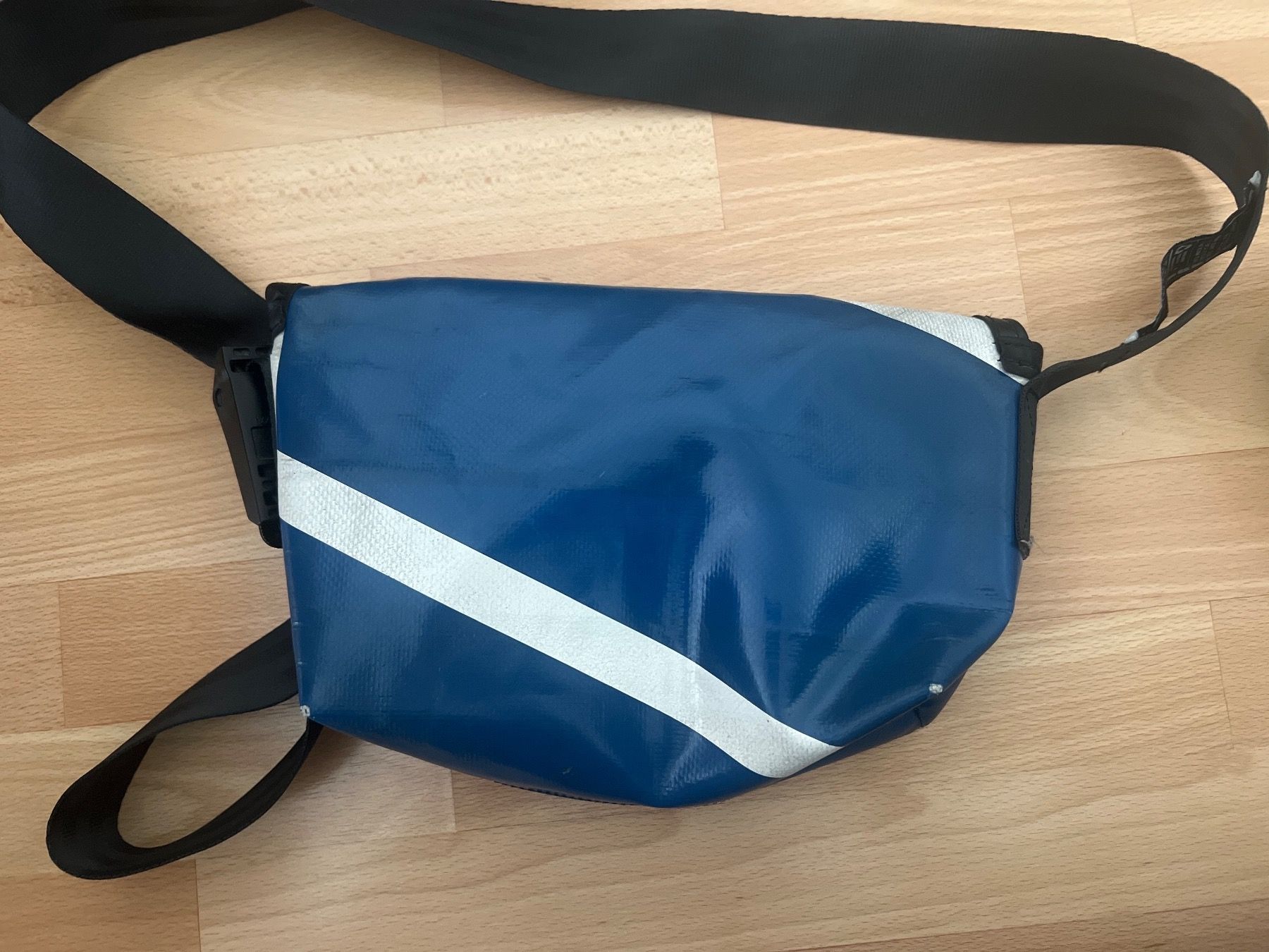 Freitag Taschen für Damen: Freitag Tasche 30x22 – Gebraucht aus KÖNIZ von  1