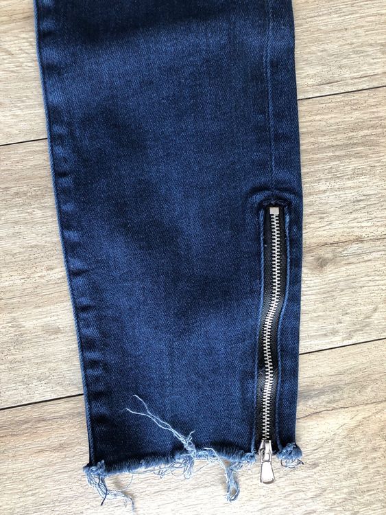 Jeans Mit Reissverschluss Am Bein