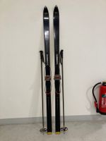 Ski (D 15), Holzski Hickury von ca. 1970 mit Stöcken