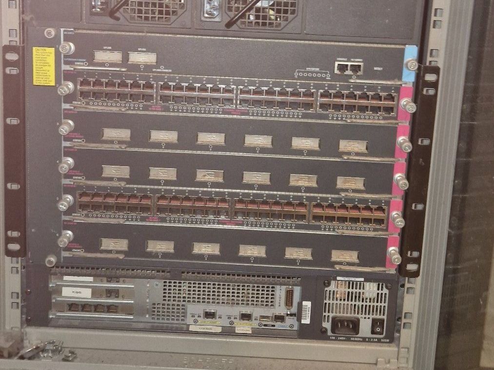 Cisco Hub & Switch: Cisco Catalyst 4006 Chassis Switch – Difettoso da Remetschwil venduto da brokkoli123 2