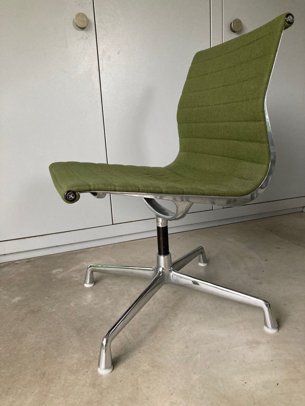 Vitra Stühle: Aluminium Chair EA 105, Eames – Gebraucht aus Uster von frrol 9