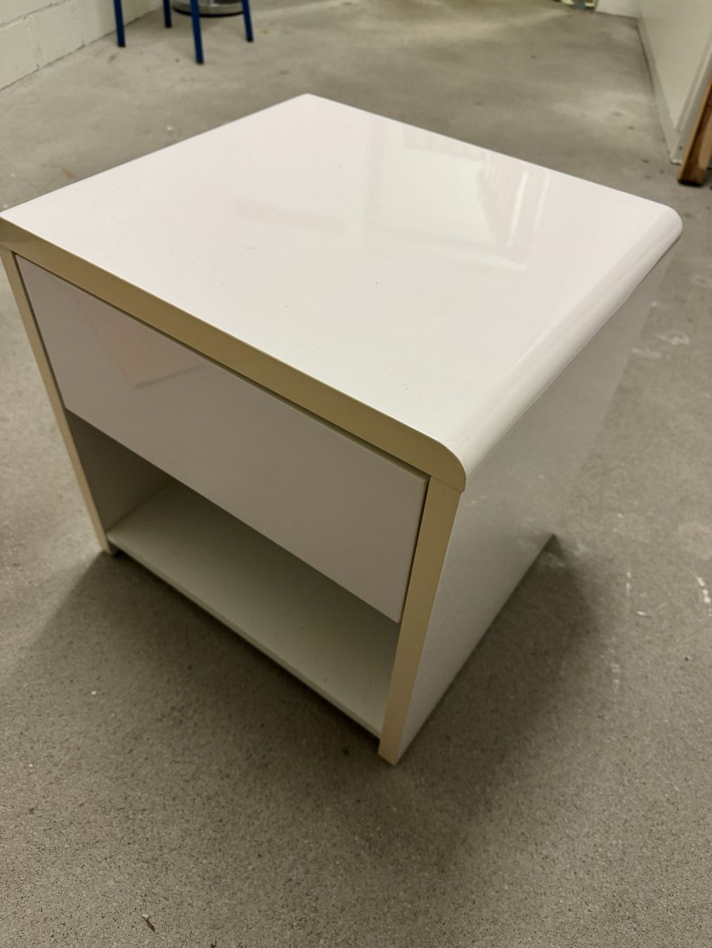 Tables de nuit: 2 x White Nightstands – D'occasion à Zürich par dazzy_91