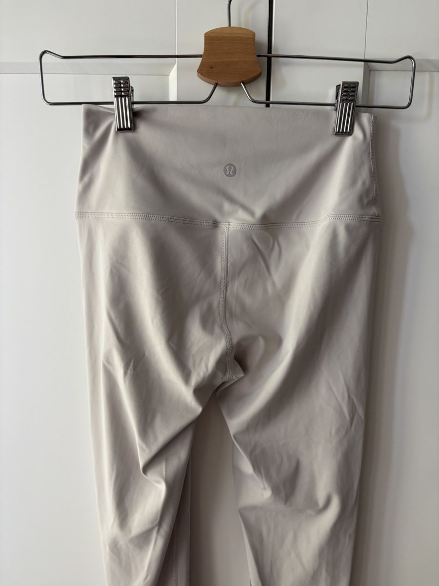 Lululemon Lotti di vestiti: Lululemon jacket and leggings off-white – Usato da Nyon venduto da My_wardrobe 6